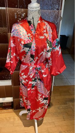 ab 1.- Kimono Rot mit Pfauenmuster Gr.M 