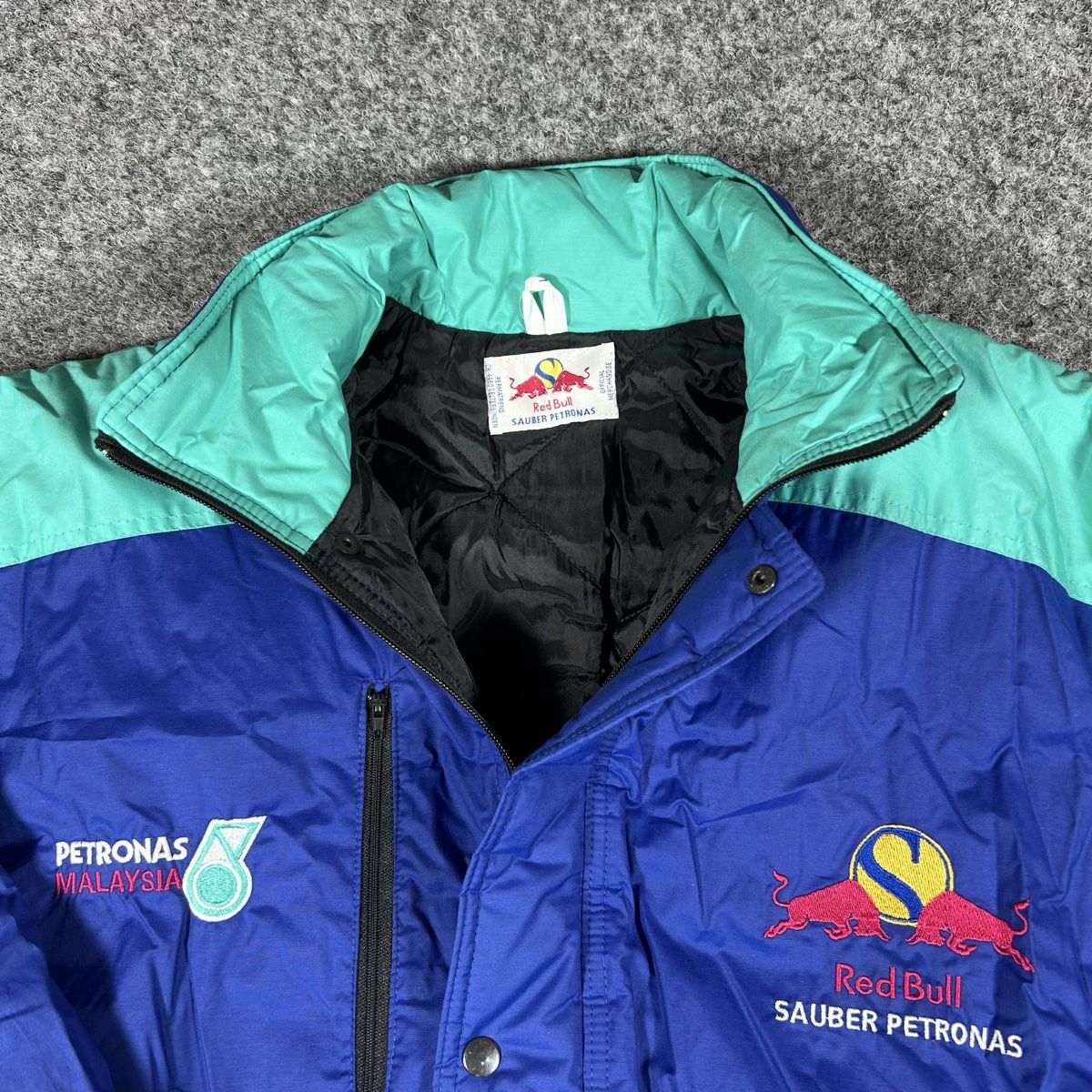 Red Bull Giacche: 1990s Red Bull jacket – Nuovo (secondo la descrizione) da La Sagne NE venduto da Matlasape 1