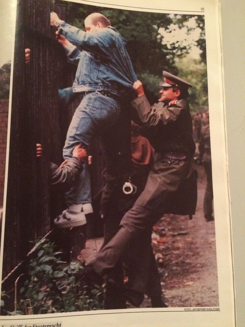 Libri: REVOLUTION IN DER DDR/DER" MAUER-FALL" MIT ORIG.MAUERSTEIN ! – Usato da EMMETTEN venduto da pfi_cbg5 7