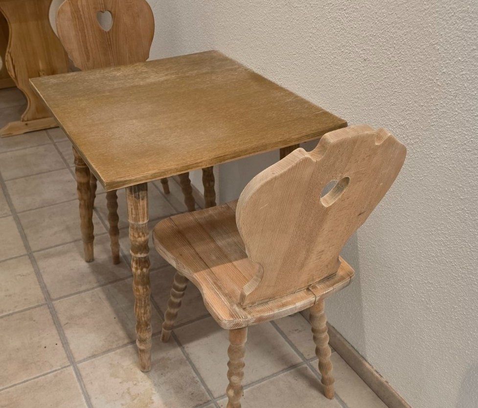 Set di tavolo e panche: Kleiner Tisch mit 2 Stabellen – ehemals Voglauer Möbel – Usato da Flums venduto da Flumsantik 4
