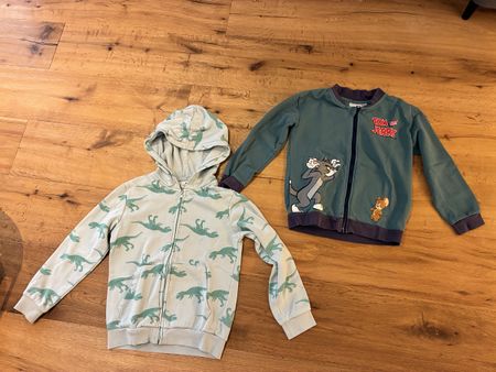 2 Hoodie-Jacken H&M / Grösse 122/128 /Tom & Jerry und Dino