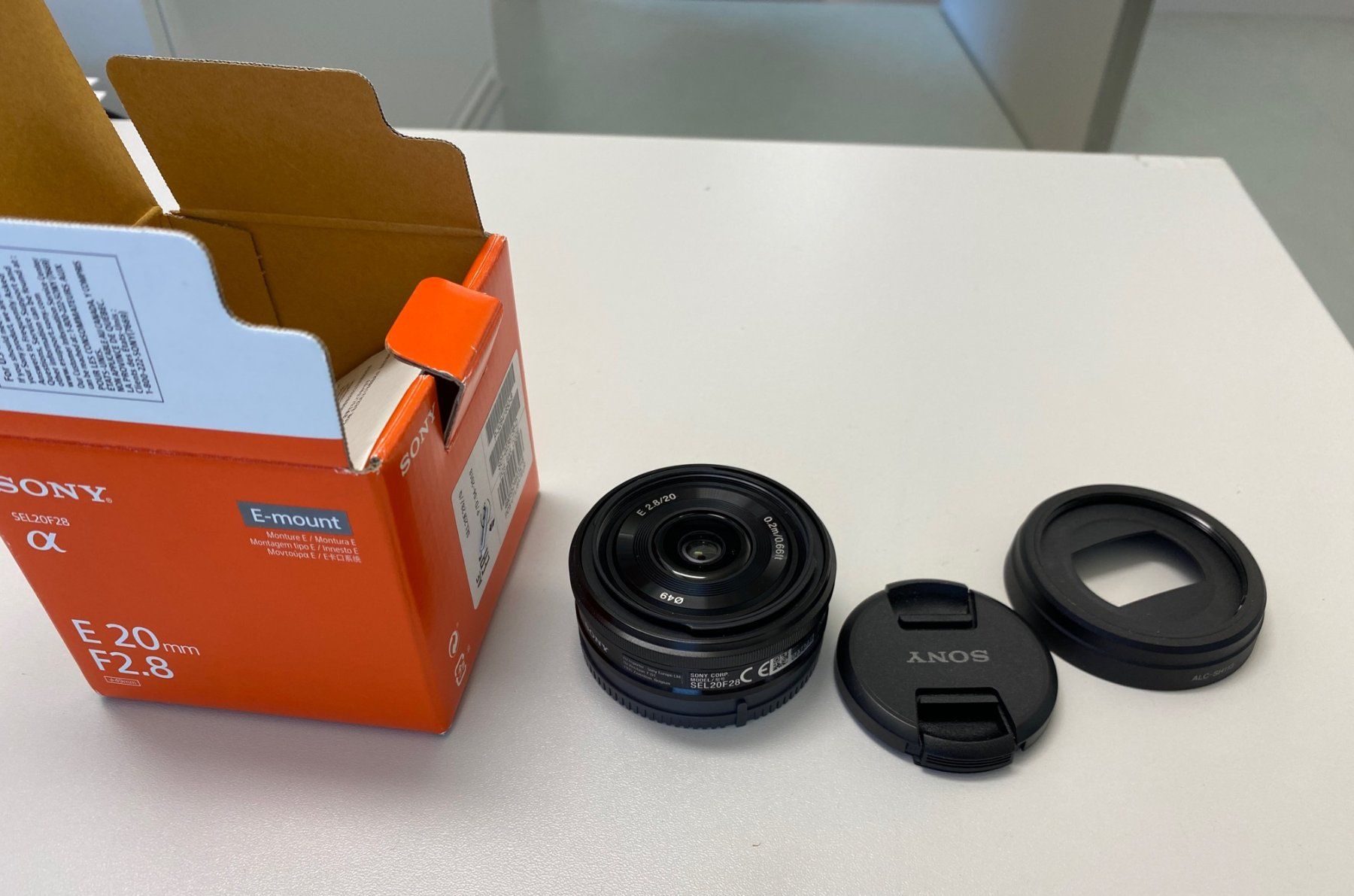 Sony Obiettivi: Sony E APS-C SEL20F28 20mm f/2.8 E-Mount-Objektiv Pancake – Nuovo (secondo la descrizione) da Zürich venduto da rpnagel