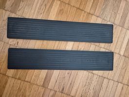 Zwei Wenko Slim Abtropfmatten aus Gummi in schwarz