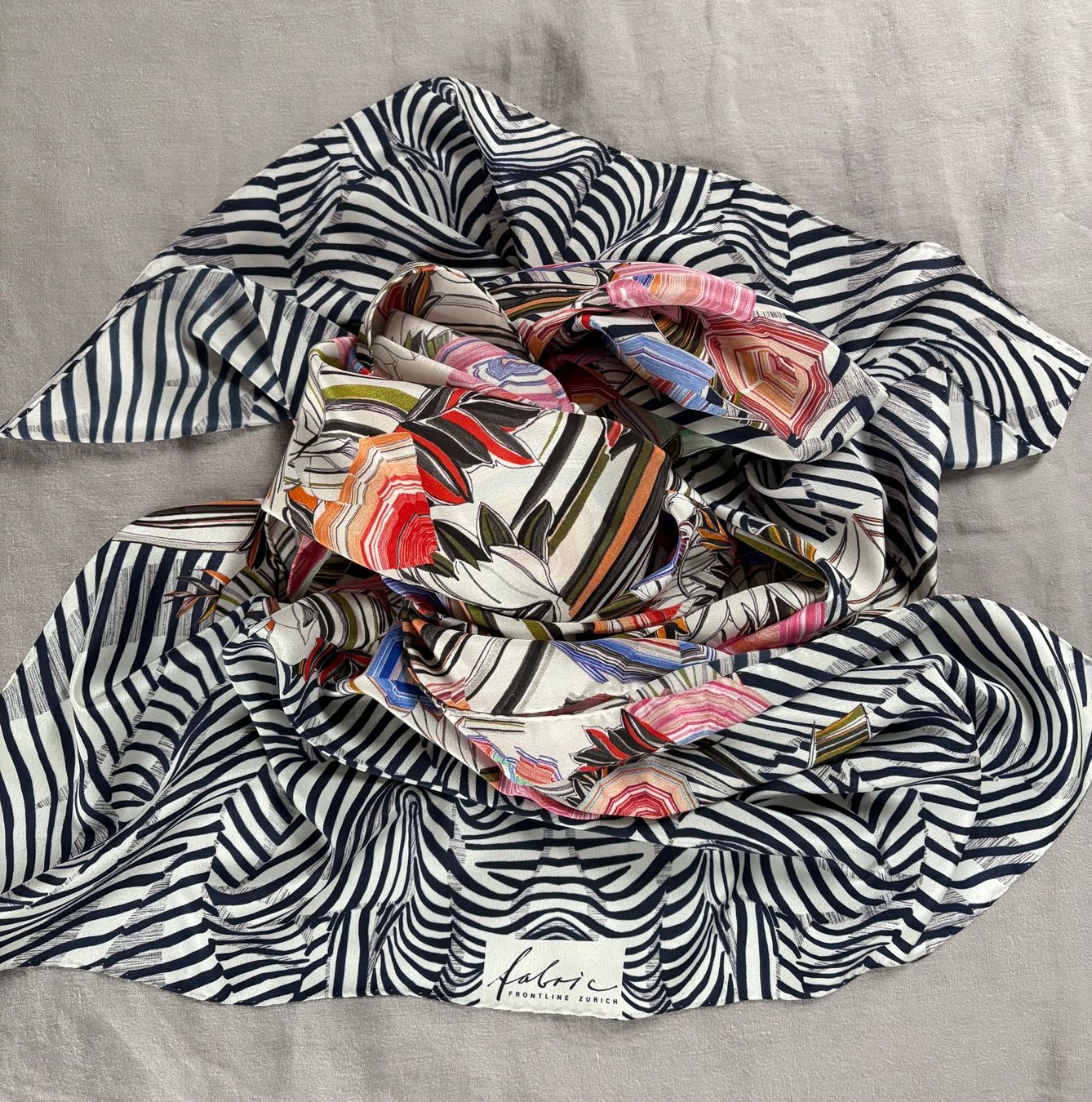 Fabric Frontline Foulard & Sciarpe: Fabric Frontline Seidenfoulard – Nuovo (secondo la descrizione) da Weiach venduto da RERW