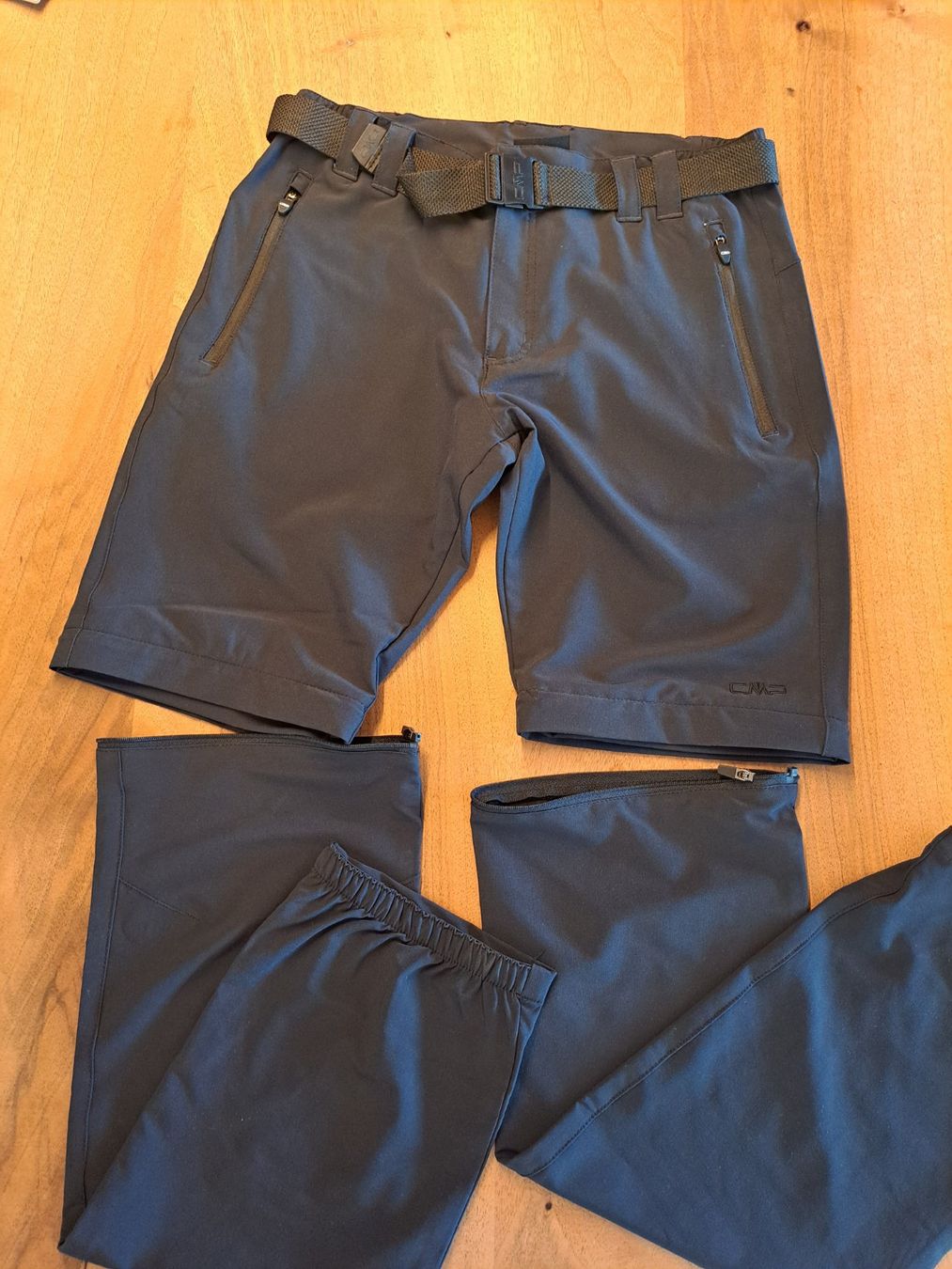 CMP Pantalons: CMP Wanderhose Zipp-Off Gr. 164 schwarz – D'occasion à Rickenbach LU par Ruwani