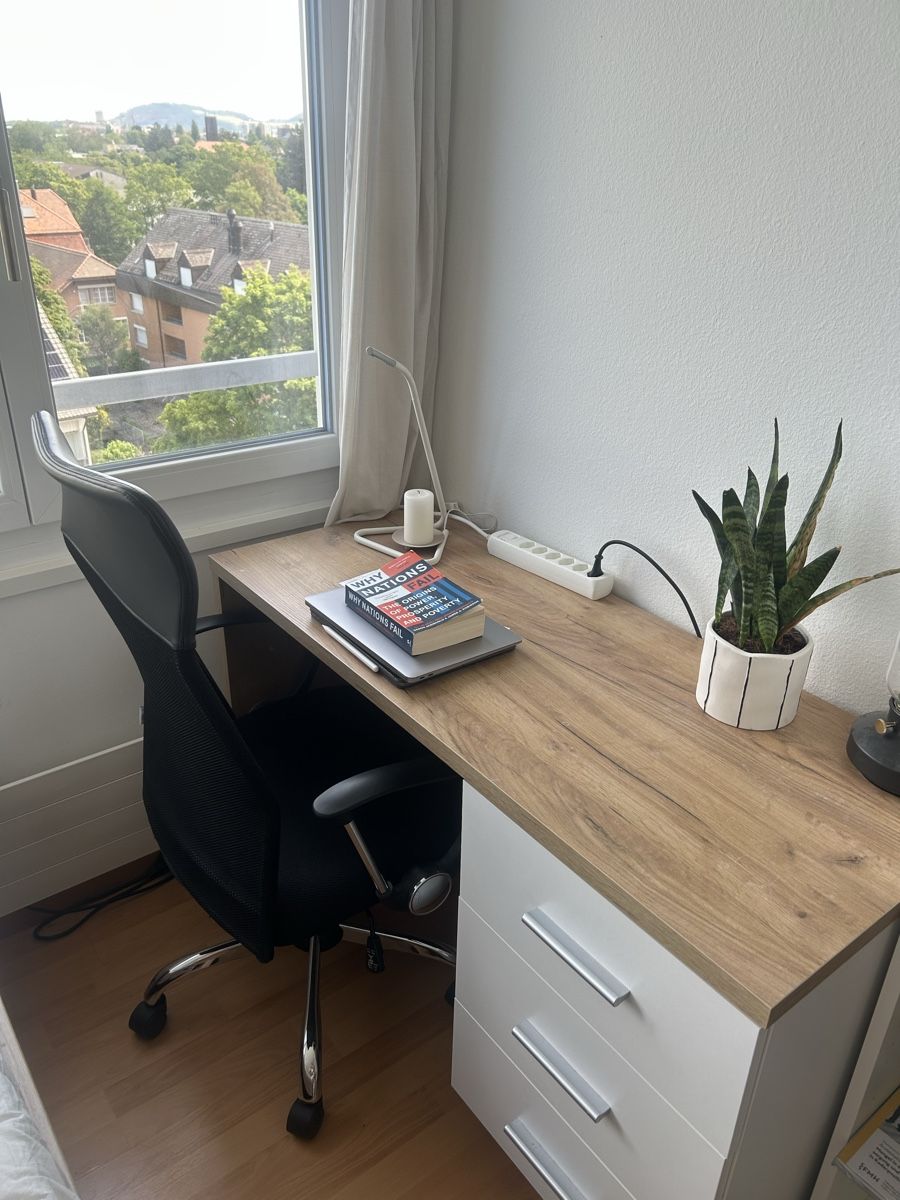 Ikea Scrivanie: Schreibtisch + Bürostuhl zu verschenken  – Usato da Bern venduto da lui_v57v 1