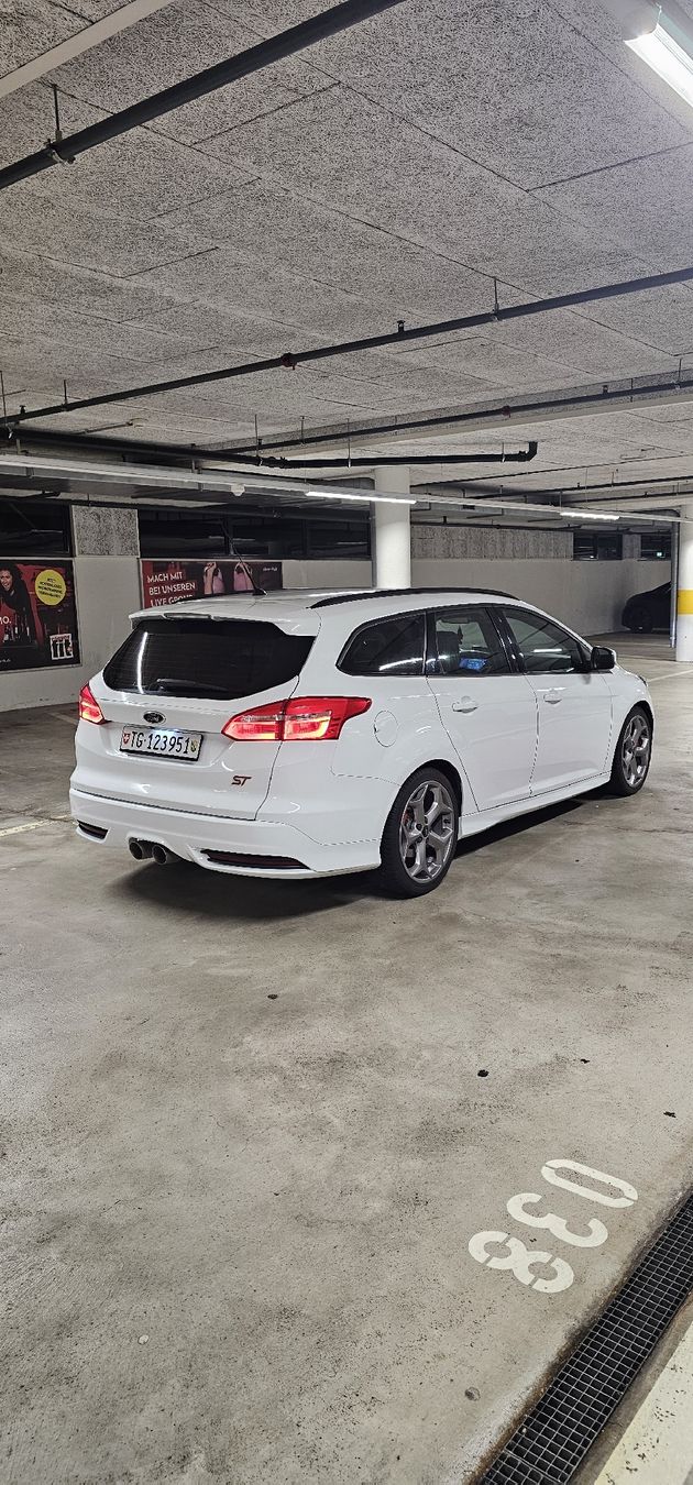 Autos: Ford focus st  – D'occasion à Lustdorf par dns_j68w 7