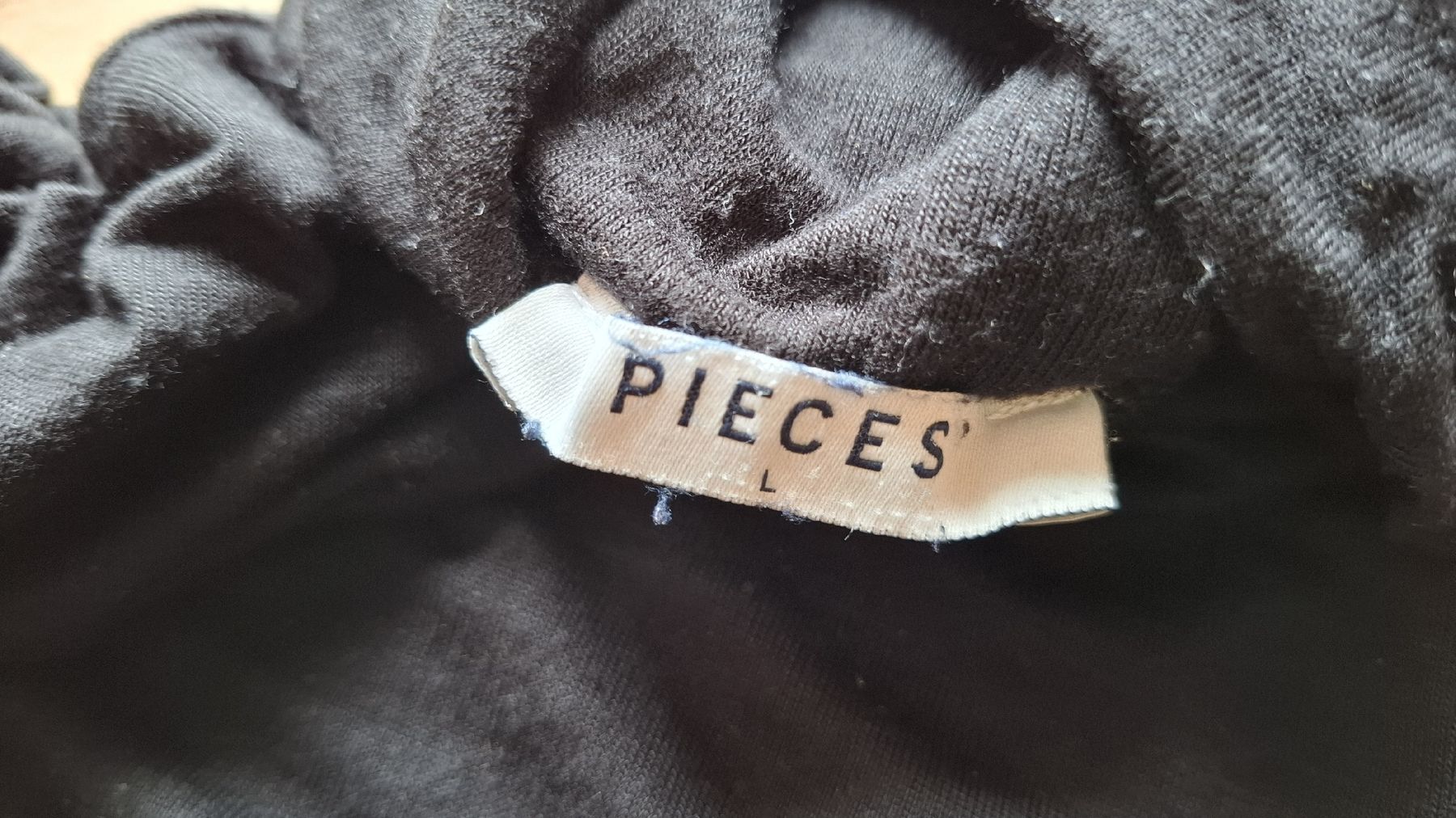 Pieces Top: Schwarzes Rollkragenshirt von Pieces, Grösse L – Usato da Pagig venduto da Spring14 2