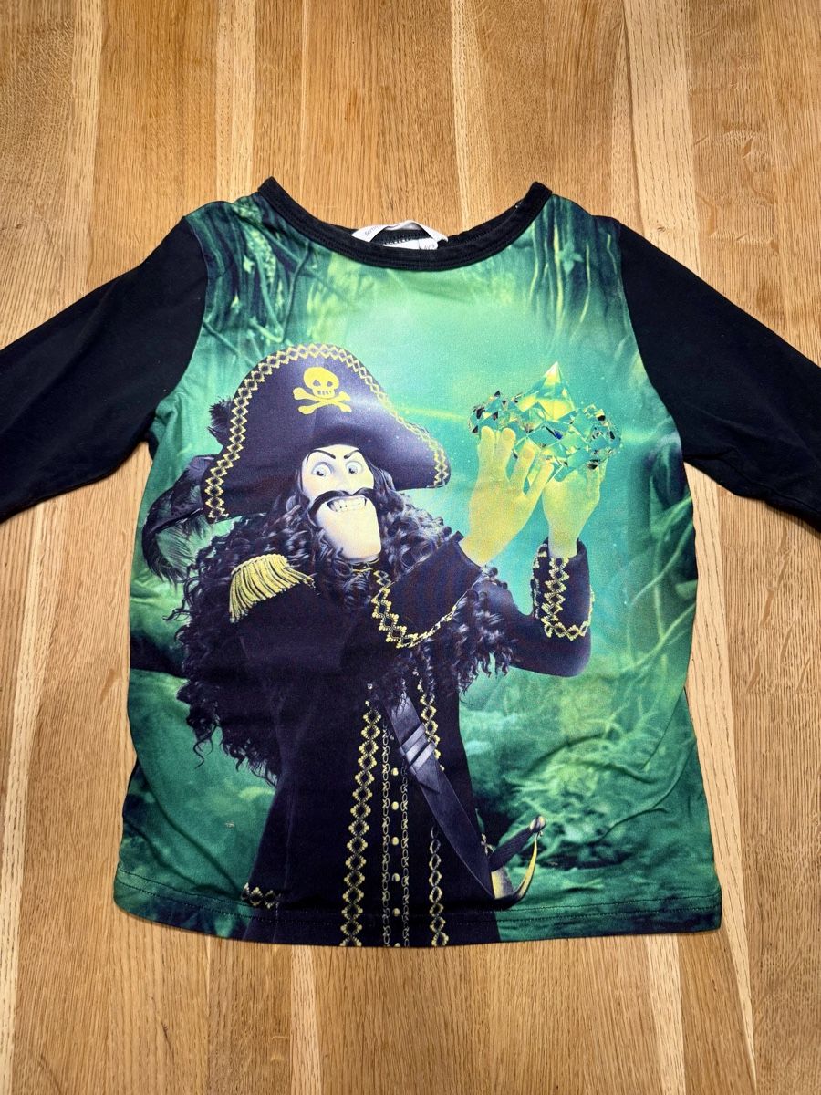 Kleiderpakete & -sets: 2 Cool Pirate Captain Longsleeve Shirts – Gebraucht aus Bülach von dan_7scp 1
