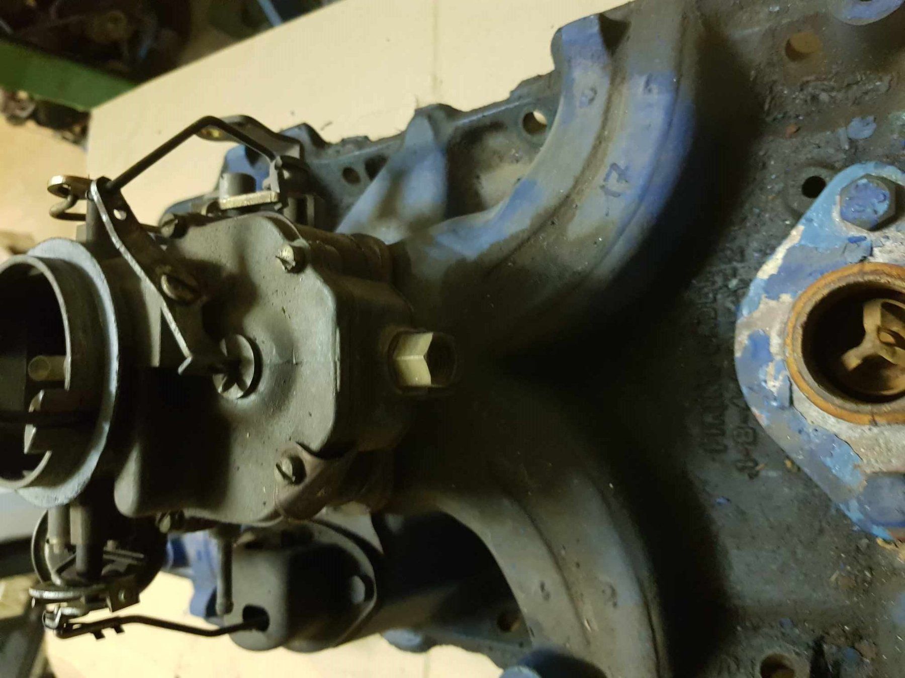 Chrysler Alle Autoersatzteile: Intake mit Vergaser Chrysler 273 + 318 SB – Gebraucht aus Niedergösgen von usc_tt5r 1