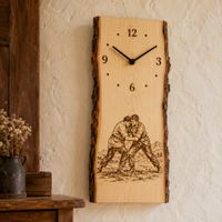 Schweizer Schwinger-Wanduhr aus massivem Rindenholz