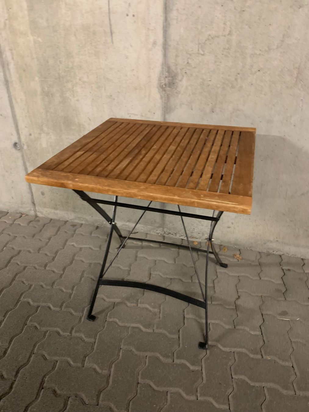 Tische: Garten-Balkon Holz Tisch – Gebraucht aus Biel/Bienne von maza06