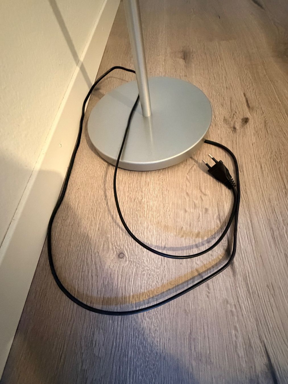 Ikea Lampade: Lampe de sol élégante, couleur argentée, parfait état – Usato da Rüschlikon venduto da dam_p6c8 1