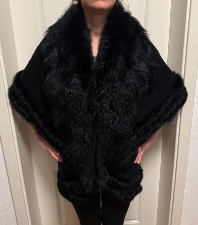 Schwarzer Winter Poncho mit Pelzbesatz, One Size, Top!
