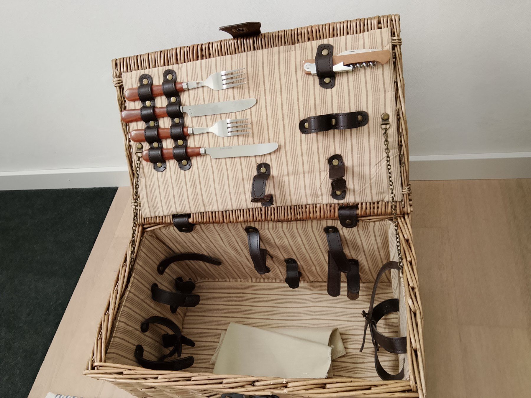 Autres articles pour la maison: Picknickkorb aus Weide mit Zubehör – Neuf (Voir description) à Bellikon par MellonCollieMitTwint 1