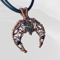 Handgefertigter Mond-Anhänger mit Boulder-Opal