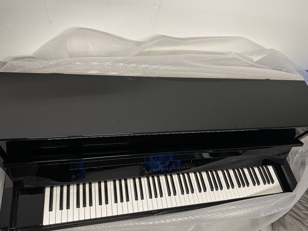 Strumenti musicali: Grotrian Steinweg Studio 110 Klavier schwarz – Usato da Kilchberg ZH venduto da Shiraz3 4