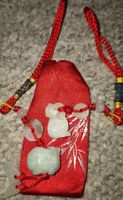 Porte-bonheur chinois en jade véritable et soie rouge