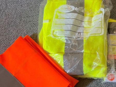 2 Leuchtwesten orange und gelb