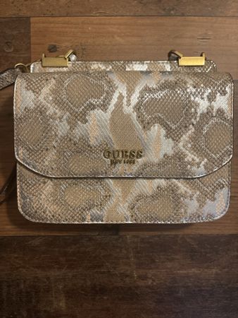 GUESS Handtasche mit Schlangenprint & goldener Kette