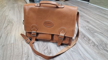 Tasche aus Leder hellbraun mit Umhängeriemen braun