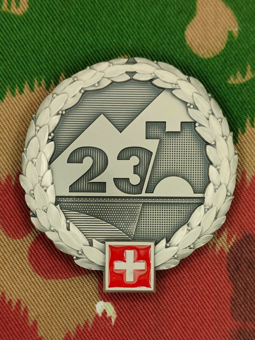 Schweizer Armee Placchette & Badge: Béretemblem Festungsbrigade 23, Variante 2 – Usato da Bauma venduto da SwissMilitaria