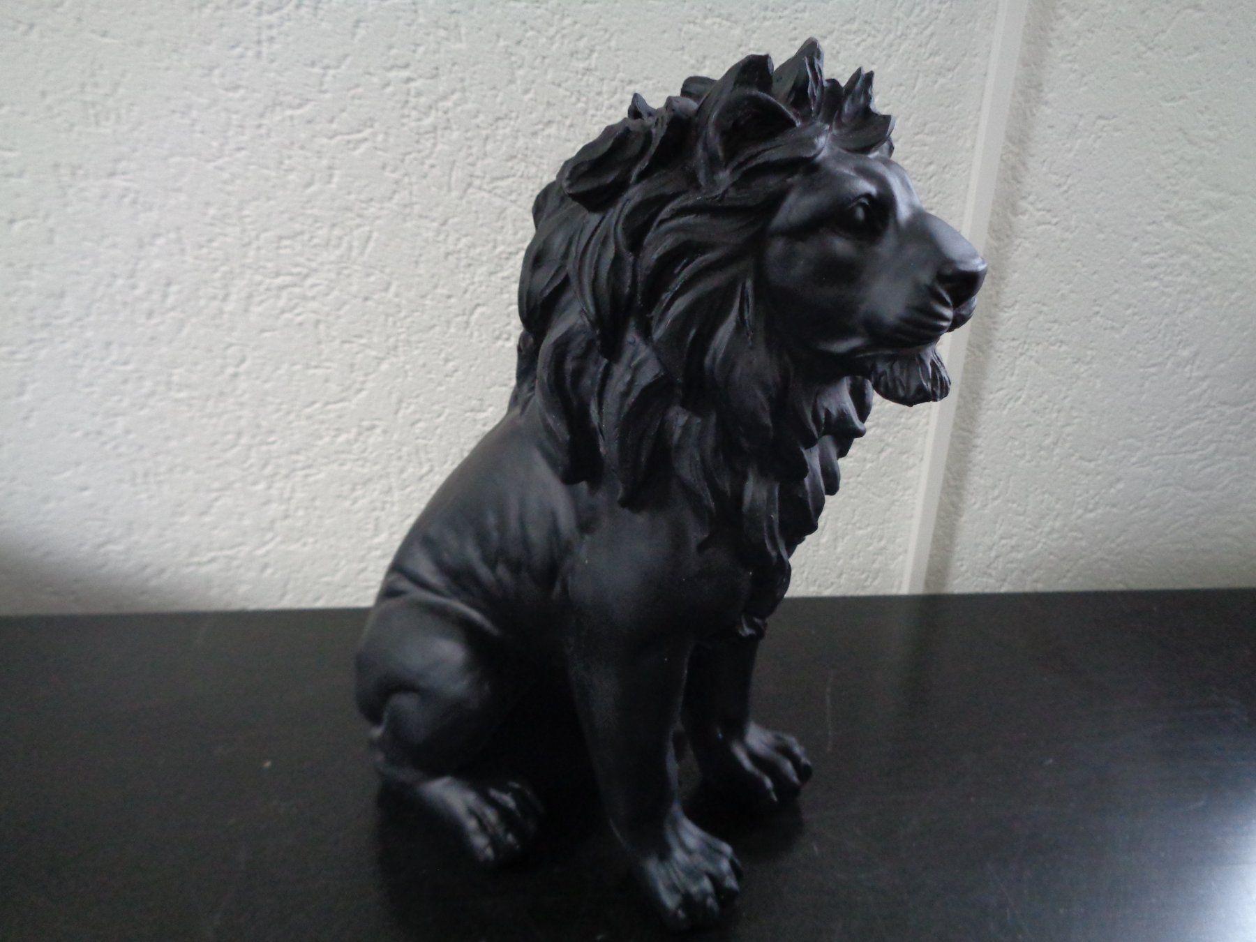 Statuette: Schwarzer sitzender Löwe (27 cm) – Nuovo e nell'imballaggio originale da Langenbruck venduto da Gumsi