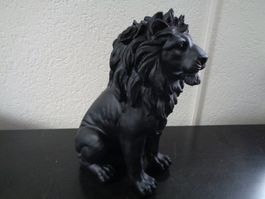 Schwarzer sitzender Löwe (27 cm)