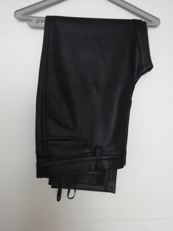 Imitation Lederhose von BODYFLIRT. Gr. 42 !