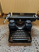 Antike Schreibmaschine Marke Triumph und Papierlocher