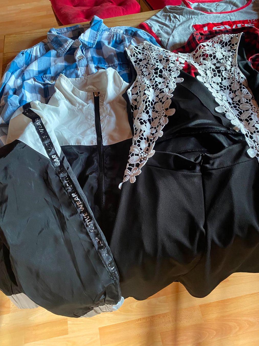 Lotti di vestiti: 13-teiliges Damen-/Mädchenpaket Gr. S – Usato da Röschenz venduto da Tashroal 2