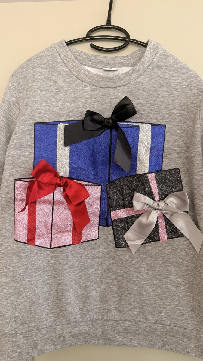 Maglioni & Felpe: Graues Sweatshirt mit Geschenkprint, Grösse L – Usato da Winterthur venduto da -BeHappy24- 2