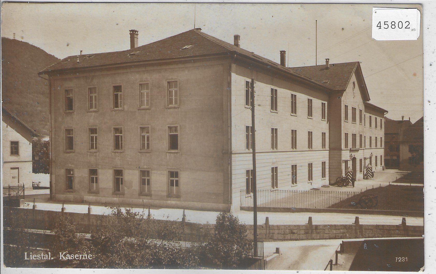 Cartes postales: Liestal - Kaserne – D'occasion à Ettingen par Kartenplanet