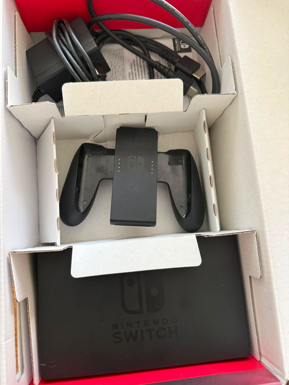Nintendo Consoles: Nintendo Switch Bundle + Pro Controller + 5 Spiele + – D'occasion à Oberweningen par Achille.3 2