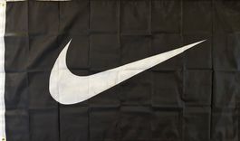 Nike Fahne Sneaker T-Shirt Schuhe Trainerhose Tasche Swoosh