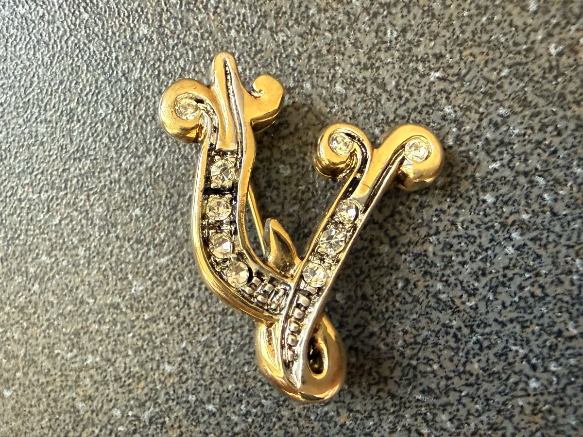 Spille & Fermagli: Vintage-Brosche mit Initiale V goldfarben mit Strass. – Usato da Lamone venduto da LaCantinaMagica