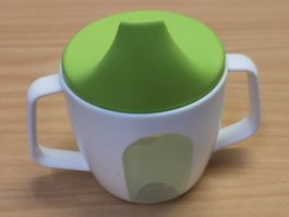 Becher mit Ausgussdeckel Kinder hellgrün weiss neu 2 Griffe