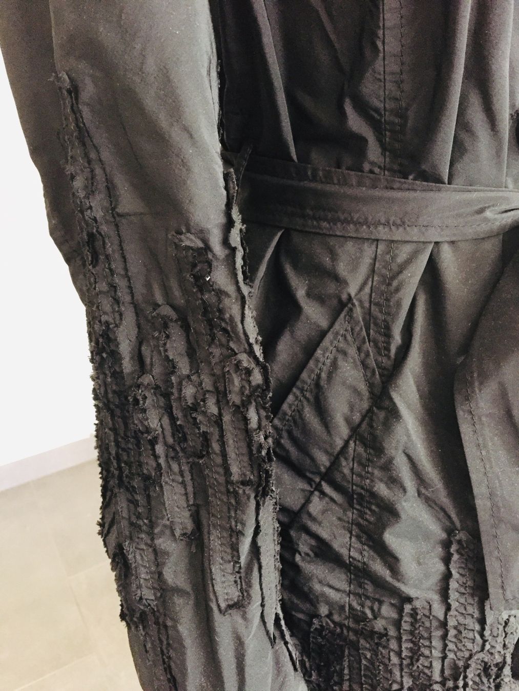 Cappotti: Tuzzi - trench-coat - noir - 36 – Usato da Sion venduto da accroshoes 1