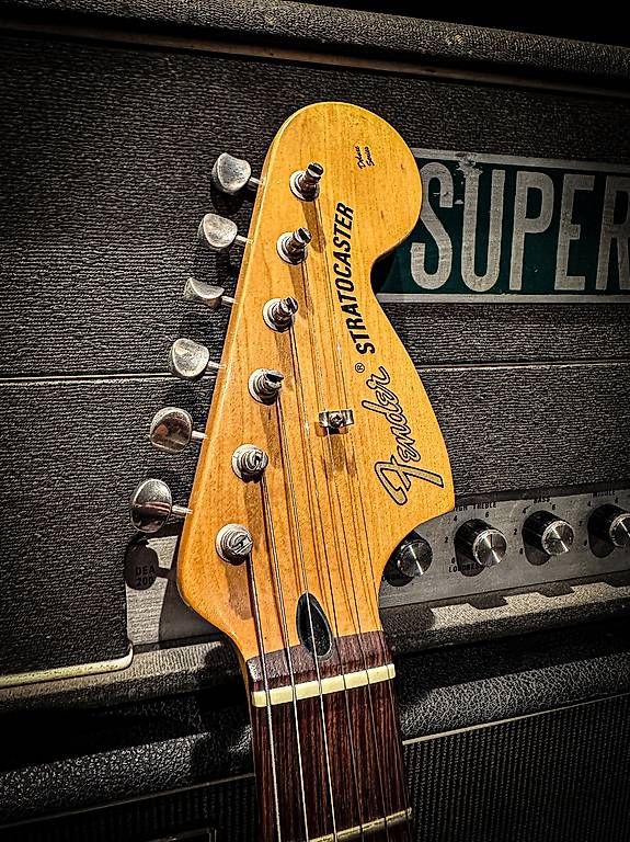 Fender Strumenti musicali: Fender Tom Delonge Stratocaster 2002  Black – Usato da Montreux venduto da Alligator-AMPS 4