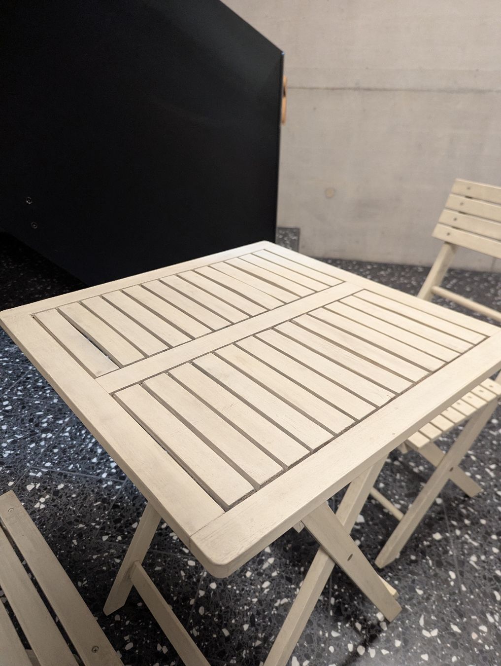 Tavoli: Klappbarer Balkon-/Gartentisch mit 2 Stühlen – Usato da Luzern venduto da linus-swe 1