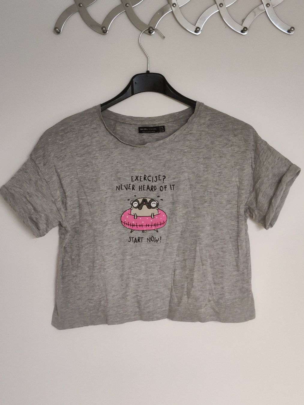 Bershka T-Shirts: Graues Crop Top mit süssem Print, Gr. M – Gebraucht aus Birmensdorf ZH von Nebuliane