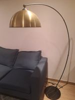 Lampe arc design doré et noir, socle en marbre chic