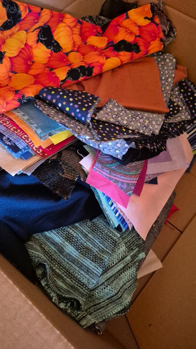 Tessuti: Stoffpaket mit 3 kg Stoffresten – Usato da Liestal venduto da Sigold