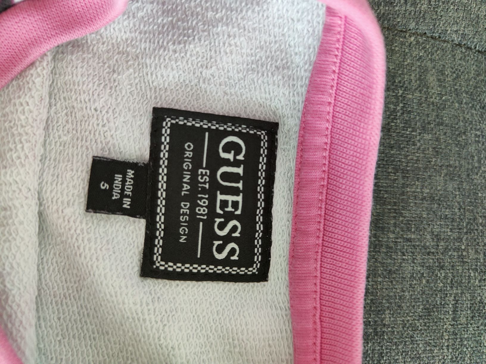 Pullover & Sweatshirts: Pullover Mädchen GUESS 5 jahre – Gebraucht aus Ettiswil von Sae_by 1