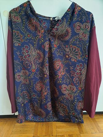 Top Sandro imprimé style cachemire, manches bordeaux, T.2