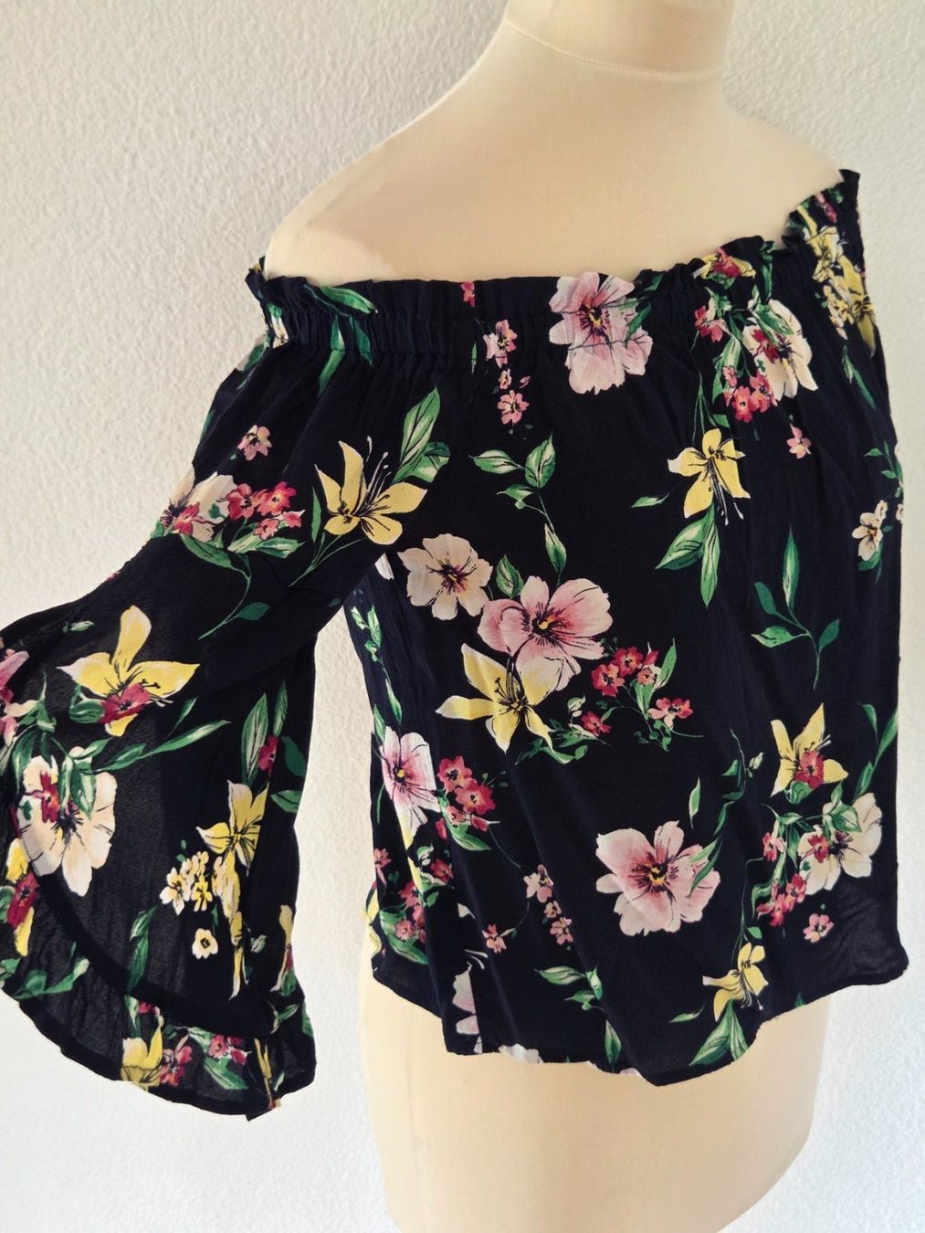 Bershka Camicette: Schulterfreie Bluse – Usato da Wängi venduto da Bibo4. 2