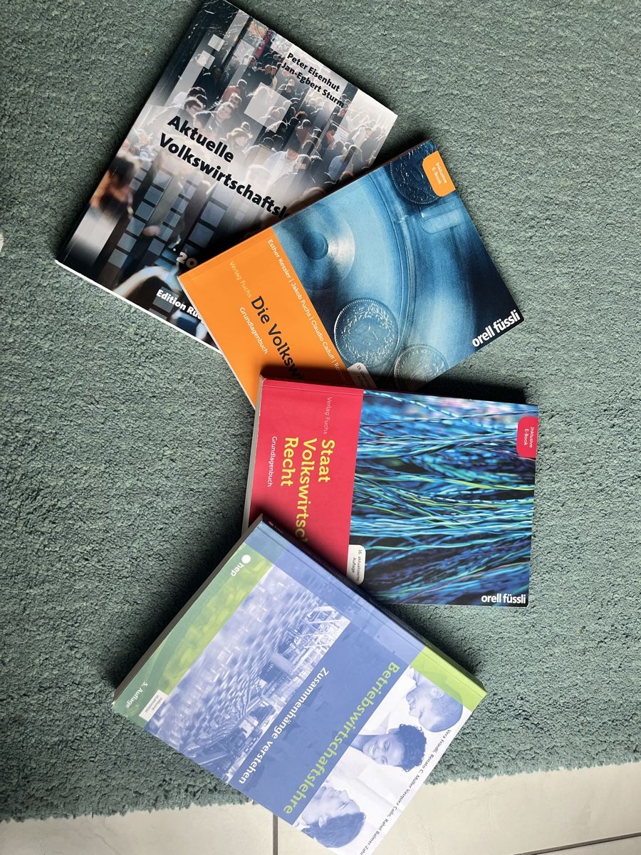 Libri: Diverse Wirtschafts Schulbücher  – Nuovo (secondo la descrizione) da Sachseln venduto da suruam01