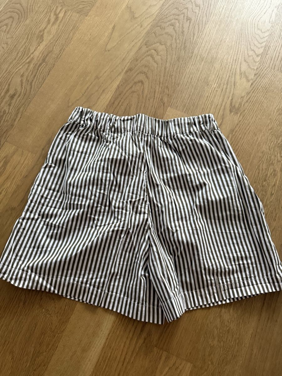 Claudie Pierlot Pantaloni: Claudie Pierlot Shorts – Nuovo (secondo la descrizione) da Luzern venduto da Itsclaire 4