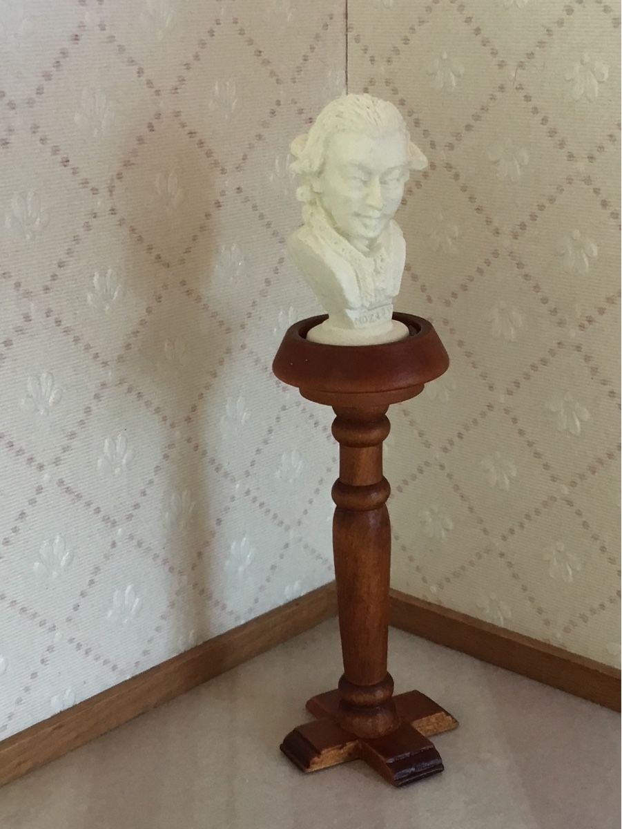 Case e mobili per bambole: Holzsäule mit Mozart Büste 1:12 – Usato da St. Gallen venduto da chamilla 3