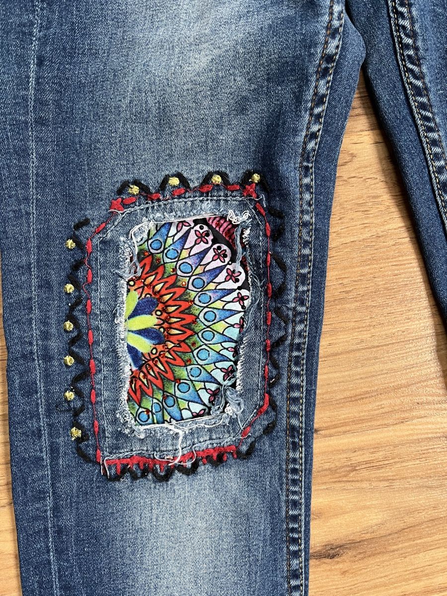 Desigual Jeans: Jeans DESIGUAL mit Einnähern und Stickerei – Nuovo (secondo la descrizione) da Oberbüren venduto da len_5q92 2